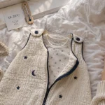 Comment savoir si bebe a chaud : vérifier la nuque, la tenue et la chambre (18-20°C)